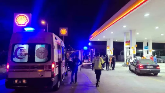 Akaryakıt istasyonunda faciadan dönüldü: Kaza yapan otomobil pompa önünde takla attı