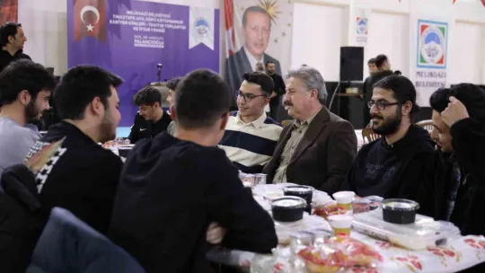Akıl Küpü Kütüphaneleri, gençlerin yanında olmaya devam ediyor