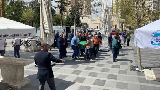 Yediği 2 akrepten zehirlenen adam toprağa verildi