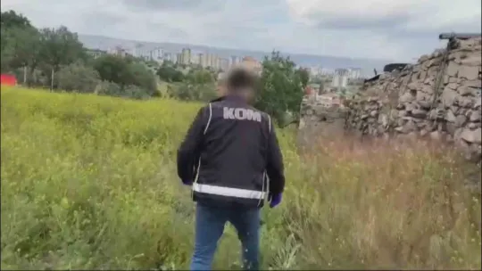 Alkol kaçakçılarını çöpten topladıkları boş şişeler ele verdi