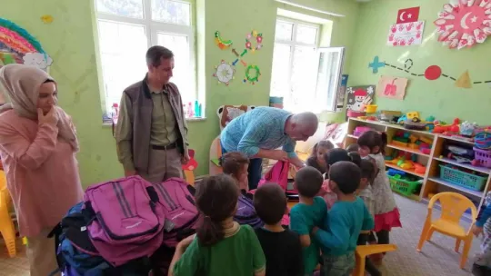 Anaokul öğrencilerine kırtasiye yardımı dağıtıldı