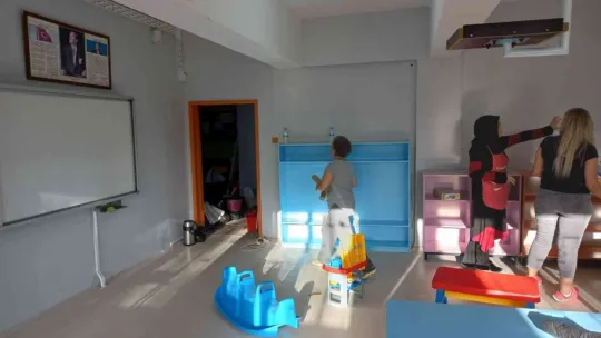 Anneler okul tadilatında