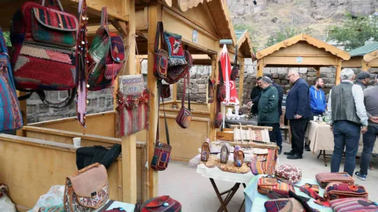 Antika Pazarı'nda alış veriş keyfi başka