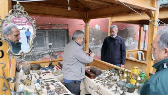 Antika Pazarı'nda alış veriş keyfi başka