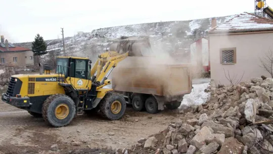 Ardıç'ta metruk yapılar yıkılıyor, inler dolduruluyor