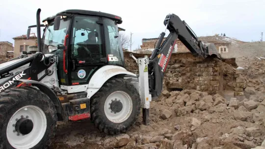 Ardıç'ta metruk yapılar yıkılıyor, inler dolduruluyor
