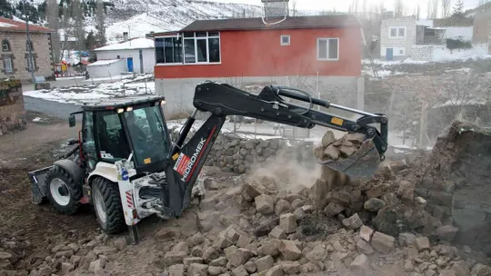 Ardıç'ta metruk yapılar yıkılıyor, inler dolduruluyor
