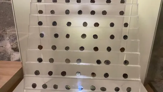 Asırlık sikkeleri saniyeler içerisinde basıyorlar
