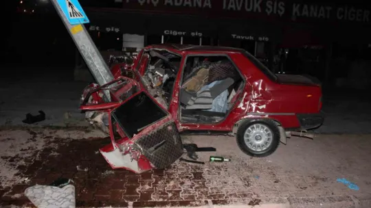 Aydınlatma direğine çarpan otomobil hurdaya döndü