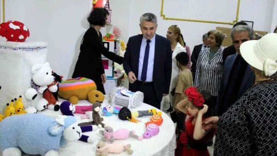 Babannenin torununa yıllarca yaptığı kıyafetler sergilendi