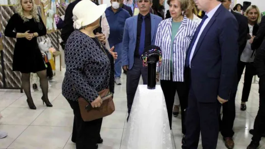 Babannenin torununa yıllarca yaptığı kıyafetler sergilendi