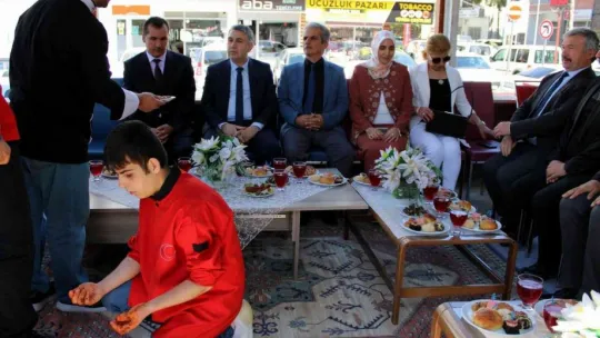 Babannenin torununa yıllarca yaptığı kıyafetler sergilendi