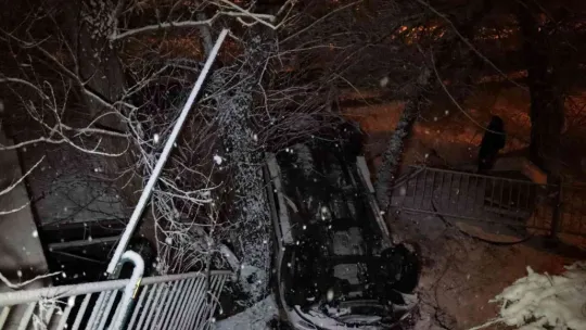 Bahçeye uçan otomobilden yara almadan çıktı, yardım istemeye gitti