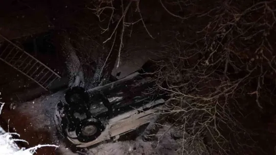 Bahçeye uçan otomobilden yara almadan çıktı, yardım istemeye gitti