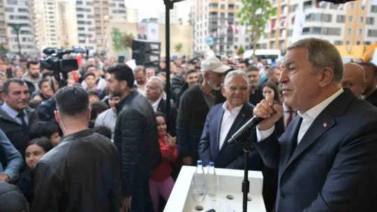 Bakan Akar'a yoğun ilgi