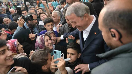 Bakan Akar'a yoğun ilgi