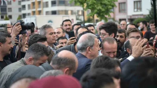 Bakan Akar'a yoğun ilgi