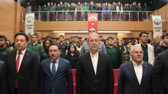 Bakan Akar, 'Taş Mektep'lilerle buluştu