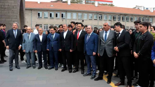 Bakan Akar, 'Taş Mektep'lilerle buluştu