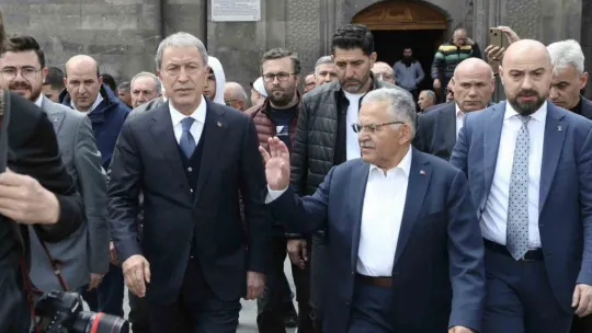Bakan Akar ile Başkan Büyükkılıç, bayram sevincini vatandaşlarla yaşadı
