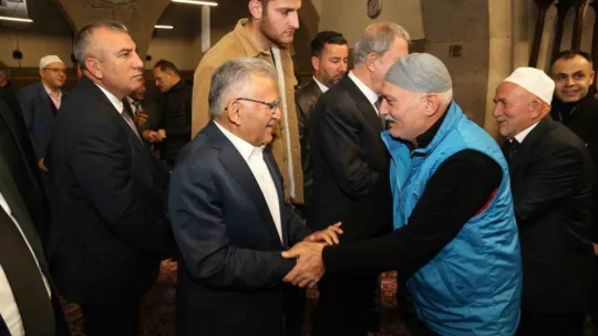 Bakan Akar ile Başkan Büyükkılıç, bayram sevincini vatandaşlarla yaşadı