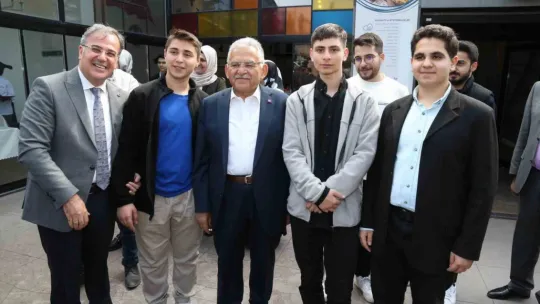 Bakan Akar ile Başkan Büyükkılıç, bayram sevincini vatandaşlarla yaşadı
