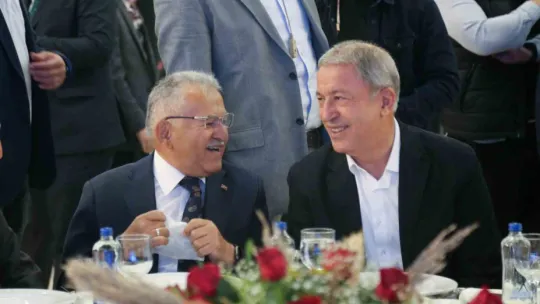 Bakan Akar, şoförlerle bir araya geldi