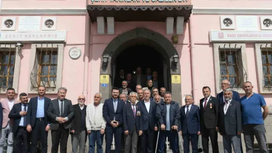 Bakan Akar Şehit Aileleri ve Gaziler Derneği'ni ziyaret etti