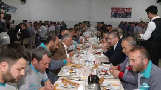 Bakan Akar ve Başkan Büyükkılıç, sahuru mobilya işçileriyle yaptı