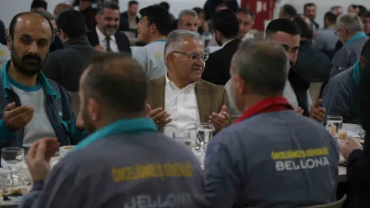 Bakan Akar ve Başkan Büyükkılıç, sahuru mobilya işçileriyle yaptı