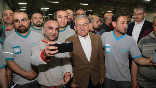 Bakan Akar ve Başkan Büyükkılıç, sahuru mobilya işçileriyle yaptı