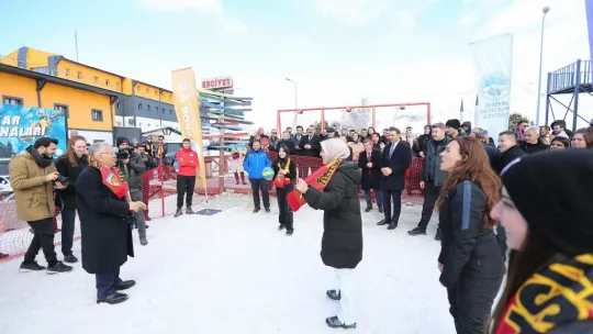 Bakan Göktaş, Erciyes'te kar voleybolu oynadı