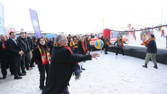 Bakan Göktaş, Erciyes'te kar voleybolu oynadı