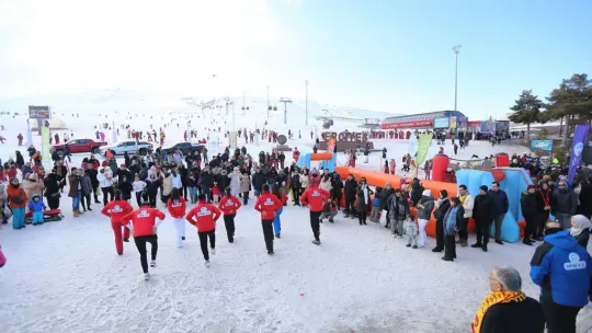 Bakan Göktaş, Erciyes'te kar voleybolu oynadı
