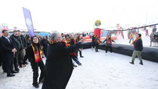 Bakan Göktaş, Erciyes'te kar voleybolu oynadı