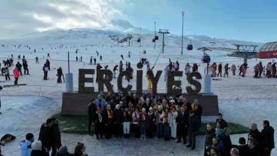 Bakan Göktaş, Erciyes'te kar voleybolu oynadı