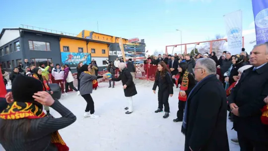 Bakan Göktaş, Erciyes'te kar voleybolu oynadı