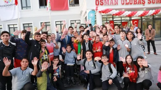 Bakan Özer, Kocasinan'da ortaokul öğrencileriyle bir araya geldi