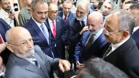 Bakan Özer, Kocasinan'da ortaokul öğrencileriyle bir araya geldi