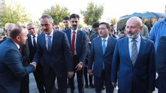 Bakan Özer, Kocasinan'da ortaokul öğrencileriyle bir araya geldi