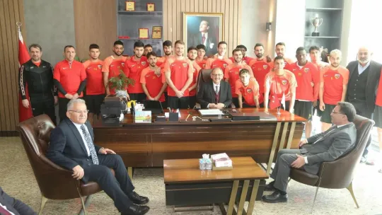 Bakan Özhaseki'dne Kayserispor'a ziyaret