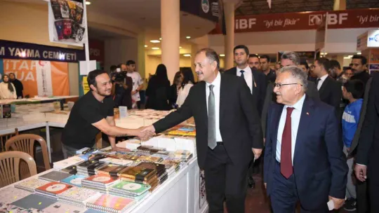Bakan Özhaseki Ve Başkan Büyükkılıç, Kayseri'de 6'ncı Kitap Fuarını Ziyaret Etti