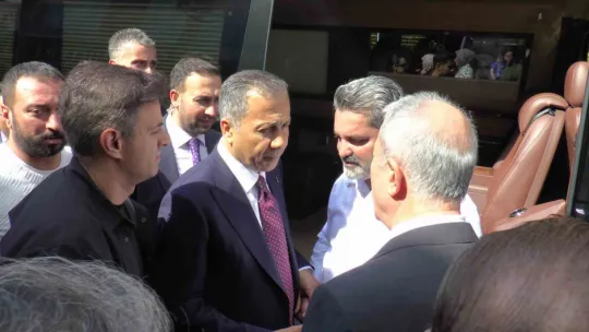 Bakan Yerlikaya pastırma doğradı, kasayla meyve dağıttı