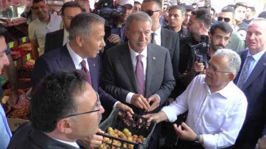 Bakan Yerlikaya pastırma doğradı, kasayla meyve dağıttı
