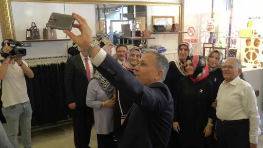 Bakan Yerlikaya pastırma doğradı, kasayla meyve dağıttı