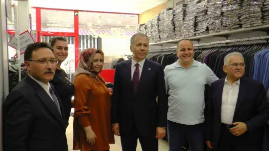 Bakan Yerlikaya pastırma doğradı, kasayla meyve dağıttı