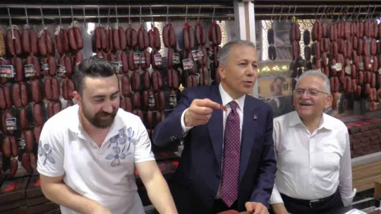 Bakan Yerlikaya pastırma doğradı, kasayla meyve dağıttı