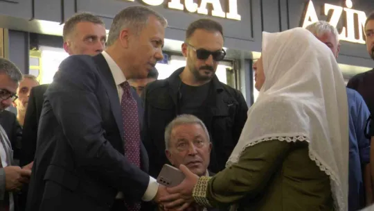 Bakan Yerlikaya pastırma doğradı, kasayla meyve dağıttı