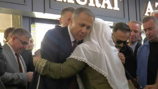 Bakan Yerlikaya pastırma doğradı, kasayla meyve dağıttı