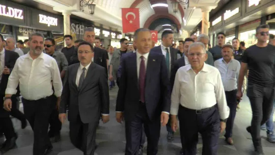 Bakan Yerlikaya pastırma doğradı, kasayla meyve dağıttı